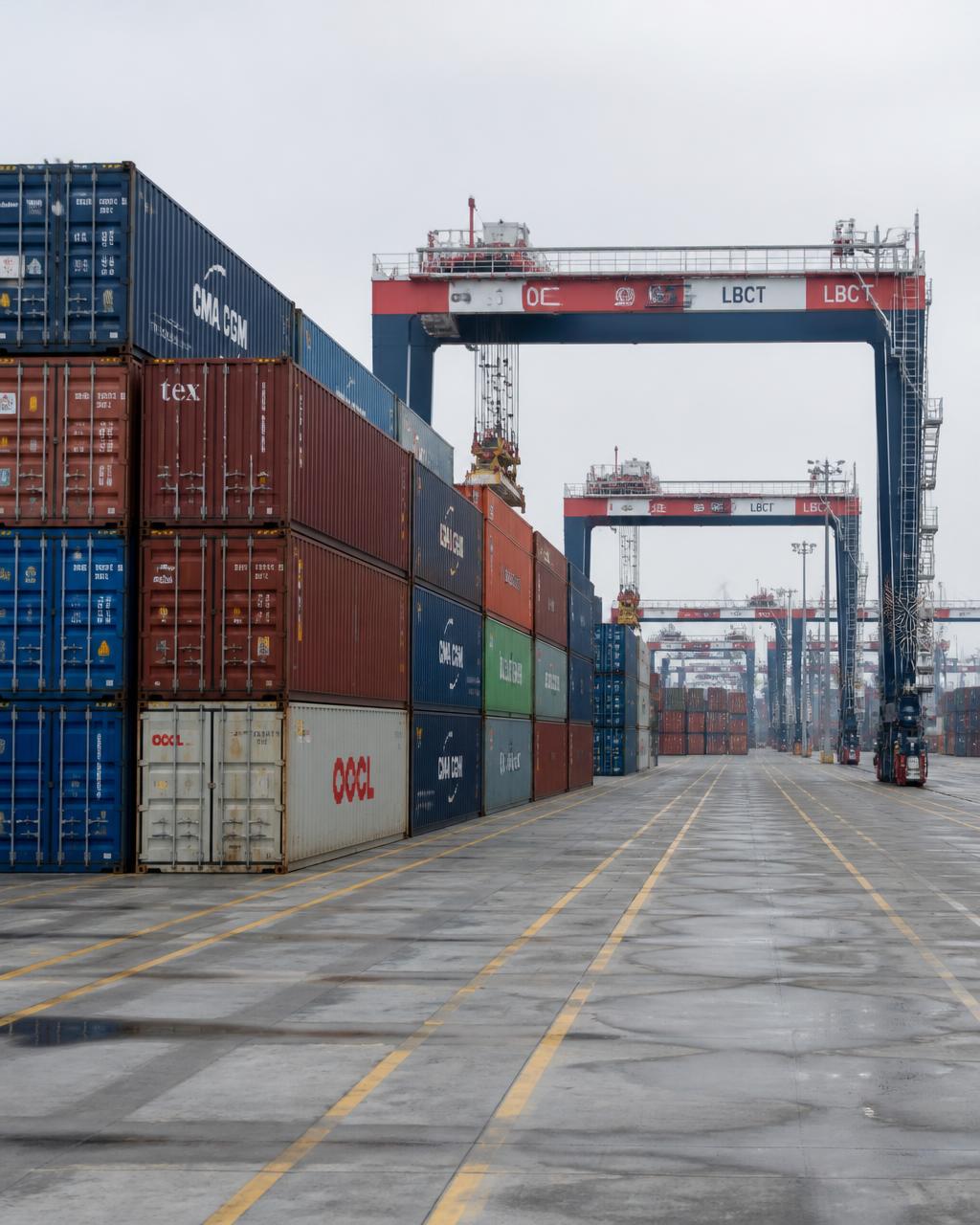 Patio de contenedores en un terminal portuario con grúas pórtico